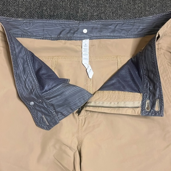 Lululemon Men’s Tan Khaki Cargo Shorts sz 40 - Picture 4 of 8